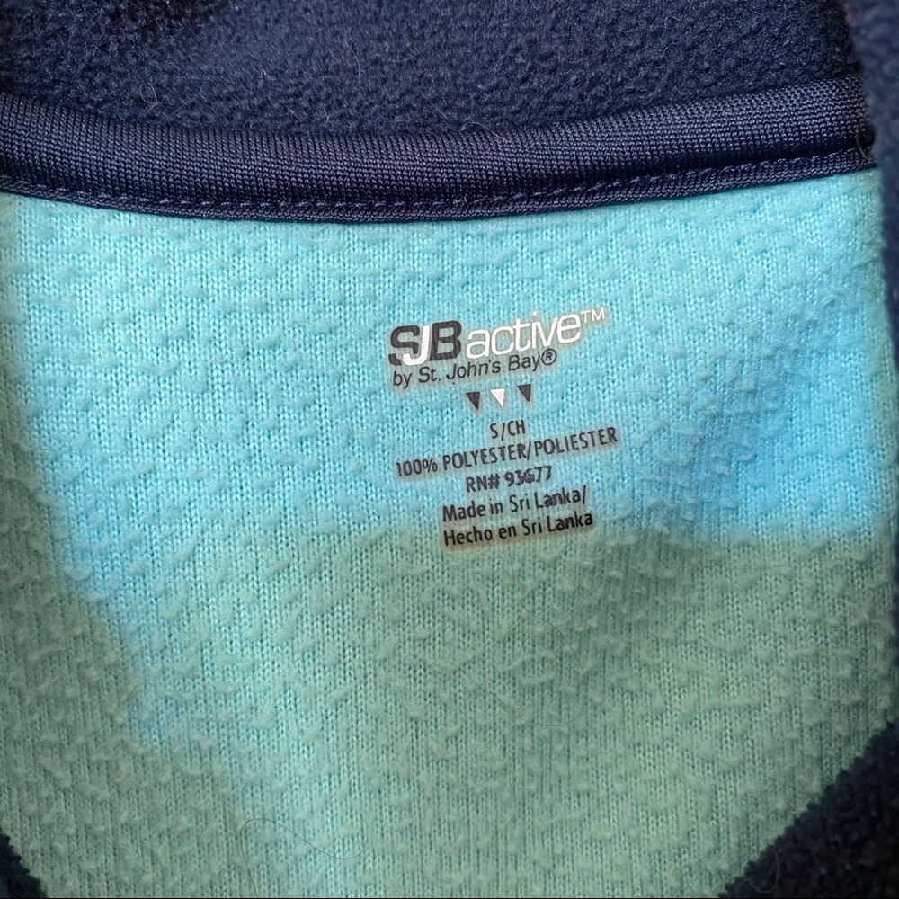 Two lightweight active sweaters - Picture 5 of 6